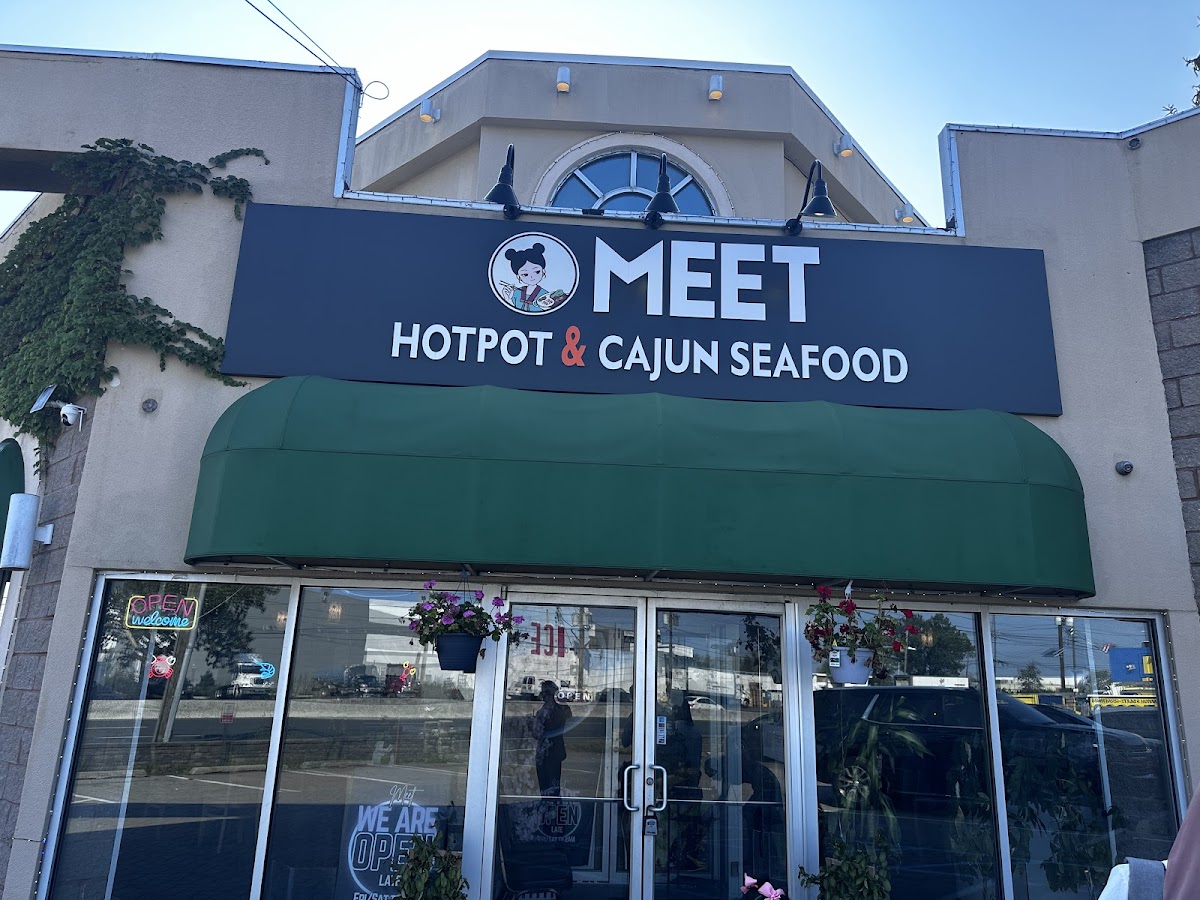 Meet Revolving Hotpot & Cajun Seafood